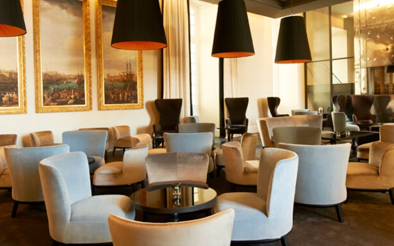 Bar and relaxation area of the restaurant Les Fenêtres of the Hôtel Dieu in Marseille designed by the interior design studio jean-philippe nuel