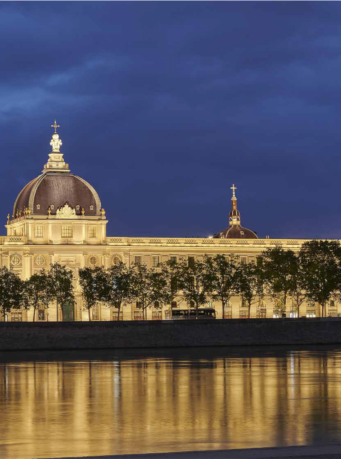 Article sur l'InterContinental Lyon Hotel Dieu réalisé par le studio jean-Philippe Nuel dans le magazine Archistorm, nouvel hotel de luxe, architecture d'intérieur de luxe, patrimoine historique