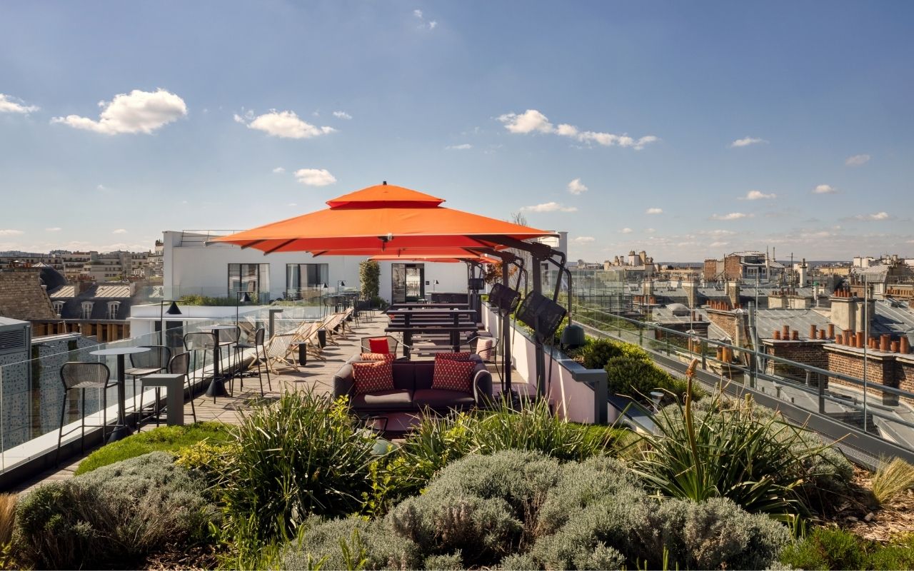 Rooftop de l'hôtel 4 étoiles canopy by hilton paris tracadéro, rooftop paris centre, studio jean-phiippe nuel, hotel lifestyle, architecte d'intérieur spécialisé en hôtellerie, canopy, terrasse avec vue sur la Tour Eiffel