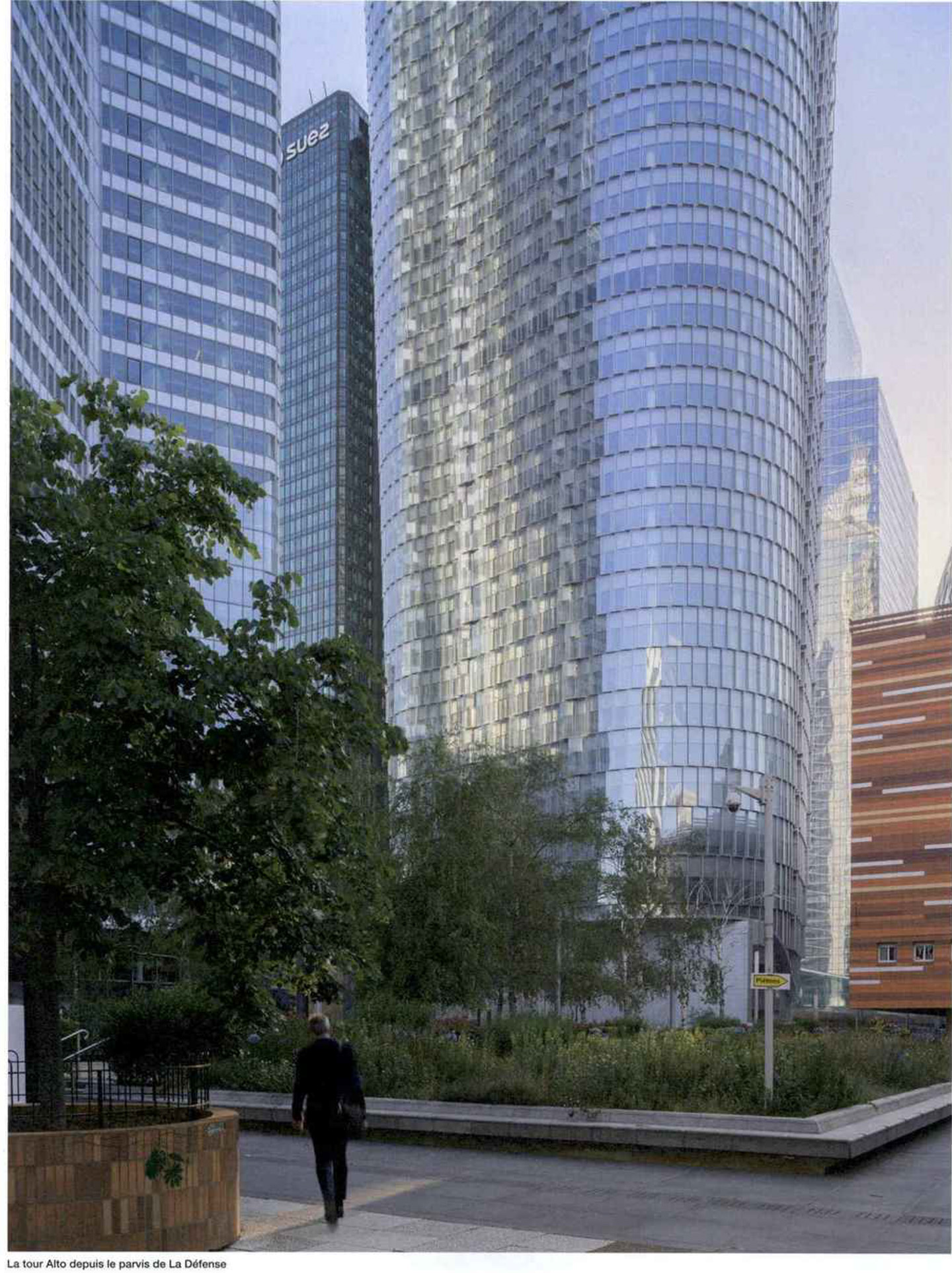 Article sur la Tour Alto La Défense dans le magazine Archicree pour le studio jean-philippe nuel, architecture d'intérieur, tertiaire, façade écailles de verre