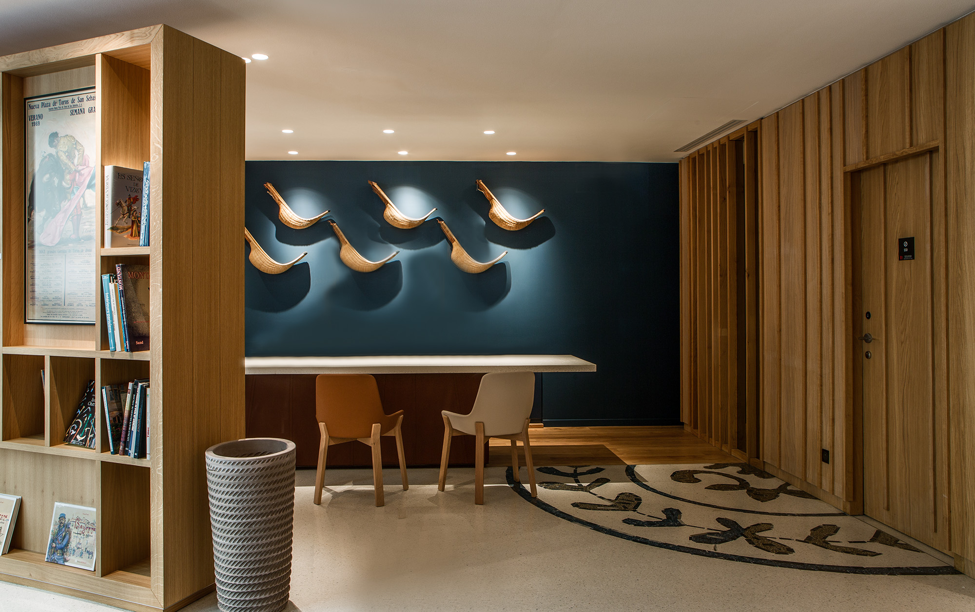 Hôtel Villa Koegui Bayonne, hôtel lifestyle 4 étoiles designé par le studio d'architecture d'intérieur jean-philippe nuel, pays basque, accueil, mosaïque au sol, objet traditionnel