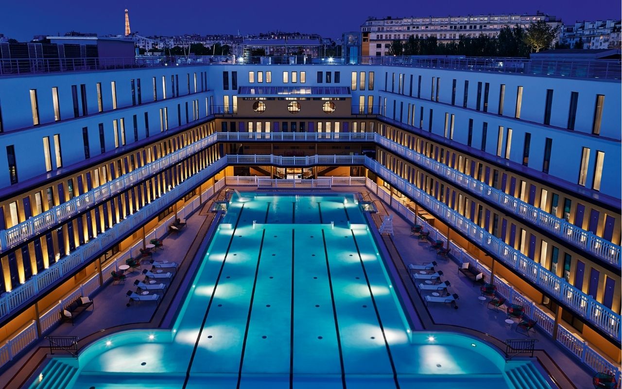 hotel molitor, piscine molitor paris, hôtellerie lifestyle, paris 16ème, intérieur de luxe, hotel 5 étoiles, vue de nuit de la piscine éclairée, architecture d'intérieur, studio jean-philippe nuel