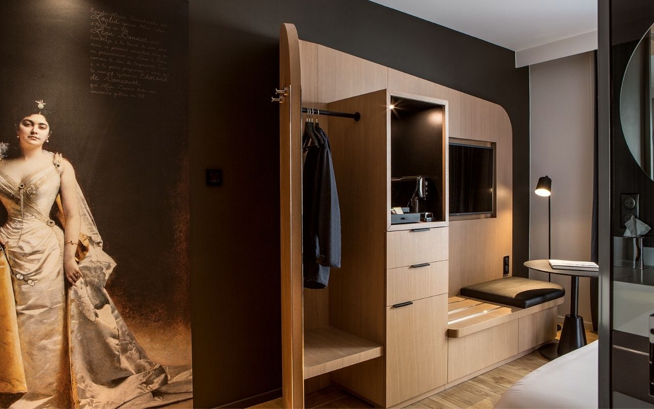 Hotel Villa Koegui Bayonne ,4 star lifestyle hotel designed by the interior design studio jean-philippe nuel, basque country, room, human size character, basque art, bonnat et helleu, luggage rack, wardrobe