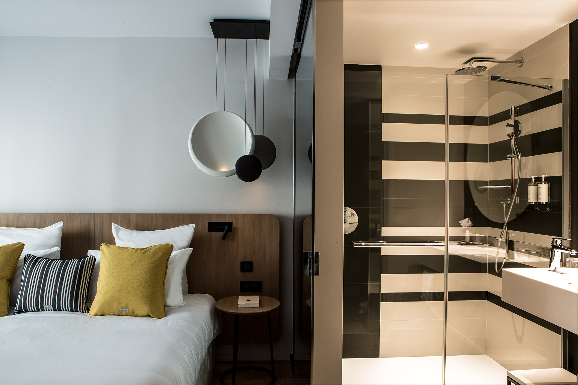 Hôtel Villa Koegui Bayonne, hôtel lifestyle 4 étoiles designé par le studio d'architecture d'intérieur jean-philippe nuel, pays basque, chambre, salle de bain, rayure bayadère