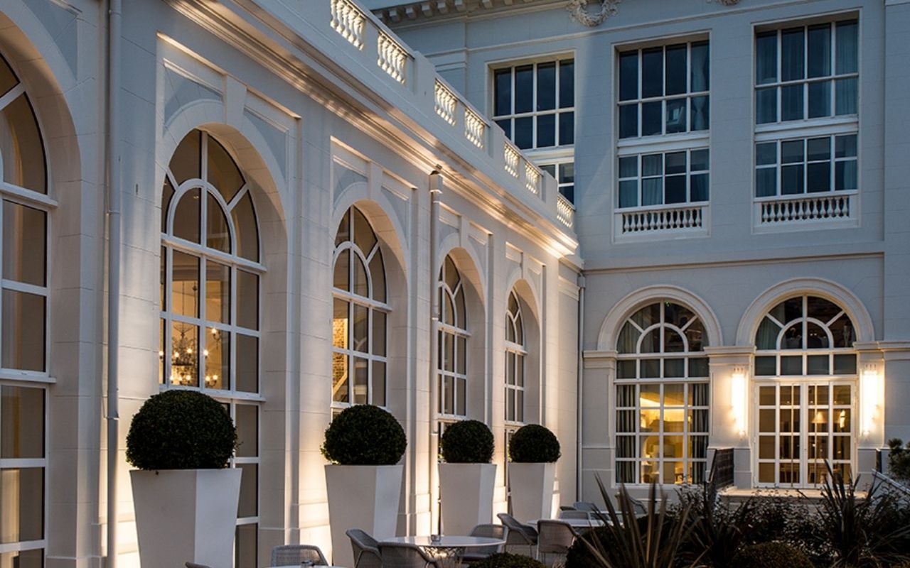 Extérieur de l'hôtel Thalasso et spa des Cures Marines de Trouville, hôtel de luxe 5 étoiles désigné par le studio jean-philippe nuel en Normandie, soin haut de gamme, architecture d'intérieur, décoration d'inspiration balnéaire