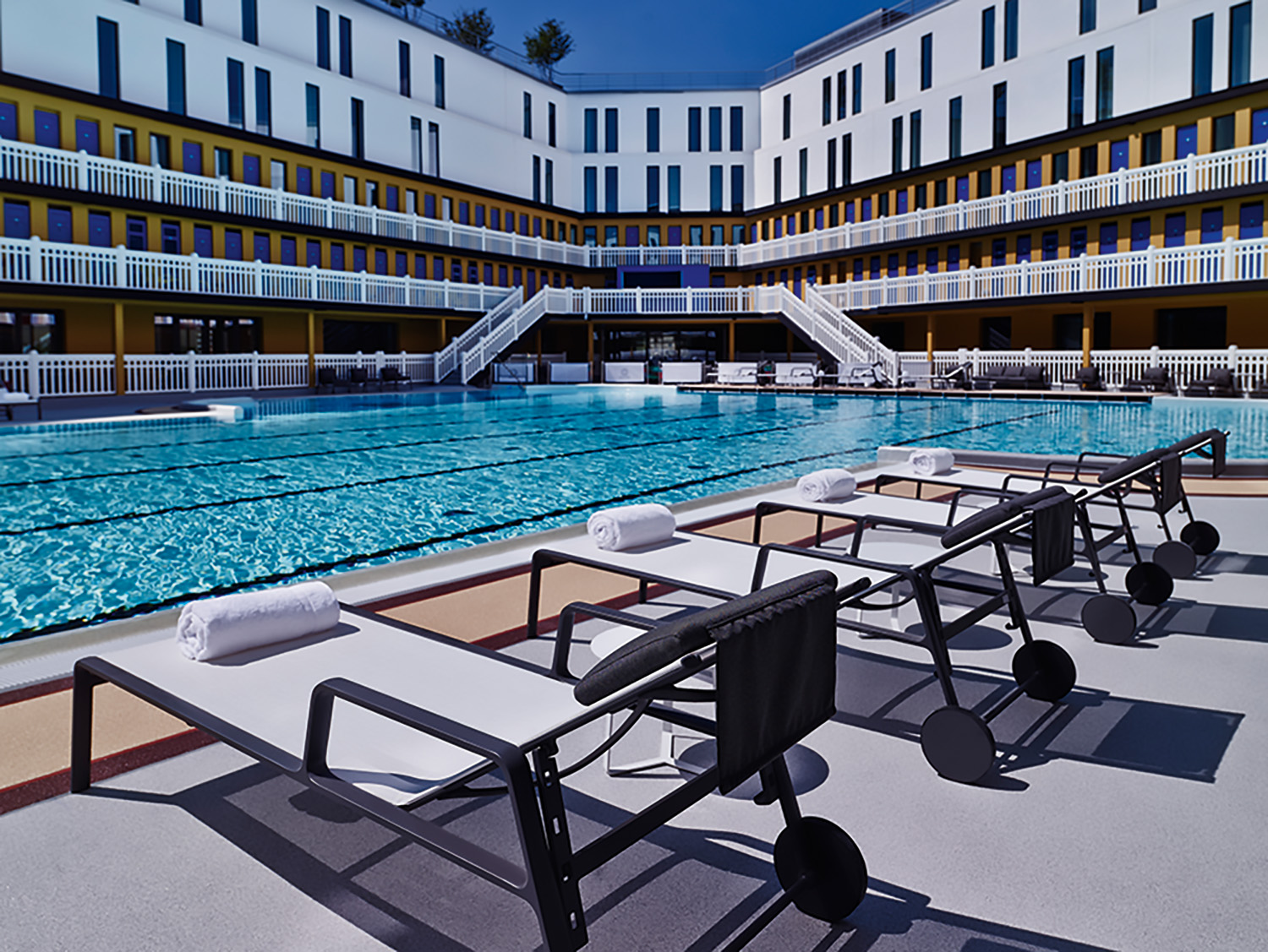 terrasse de la piscine de l'hotel molitor , hôtellerie lifestyle, paris 16ème, intérieur de luxe, hotel 5 étoiles, architecture d'intérieur, studio jean-philippe nuel,