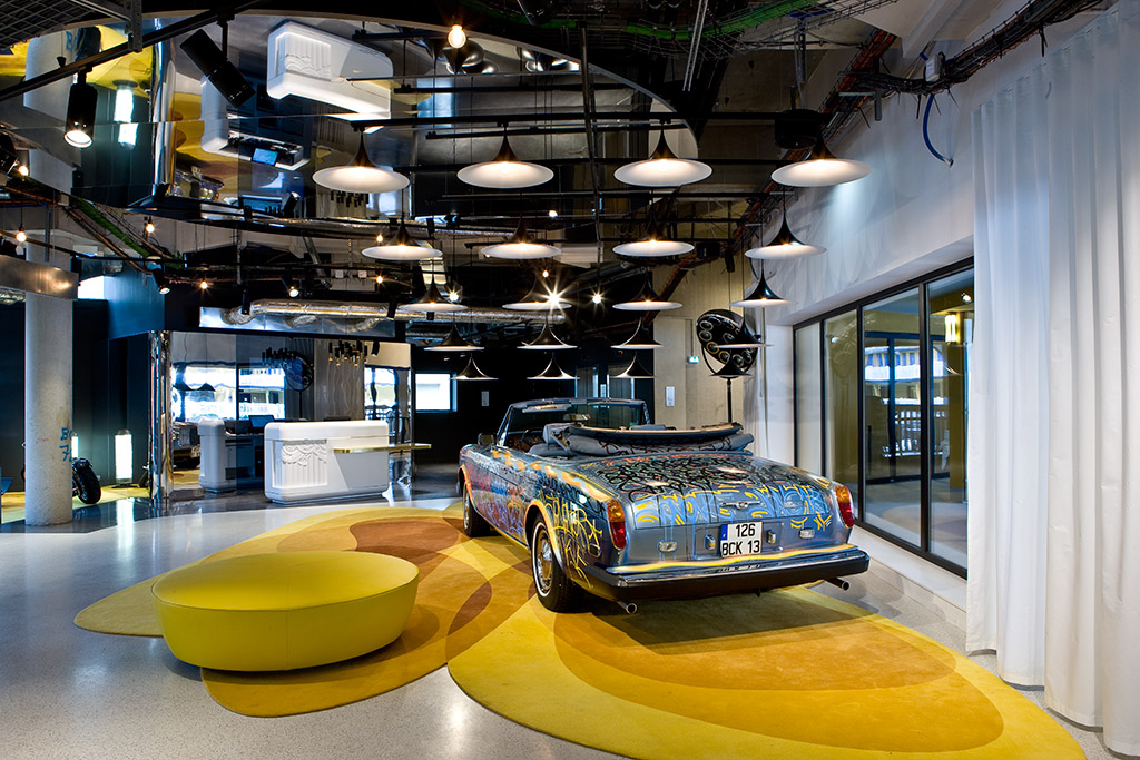 LOBBY entrance of the molitor hotel, molitor pool paris, lifestyle hotel, paris 16th, luxury interior, 5 star hotel, interior design, studio jean-philippe nuel, classic car in the lobby