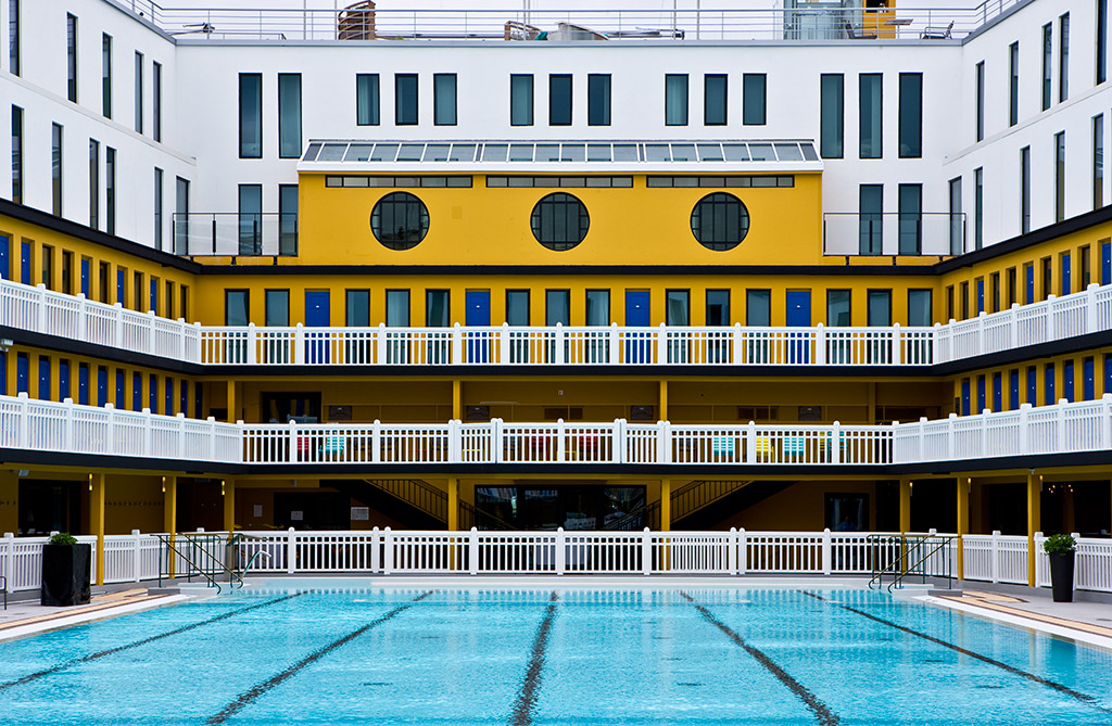 Piscine extérieure de l'hôtel molitor à Paris, hotel lifestyle de luxe designé par le studio d'architecture d'intérieur jean-philippe nuel, décoration d'intérieur d'inspiration streetart