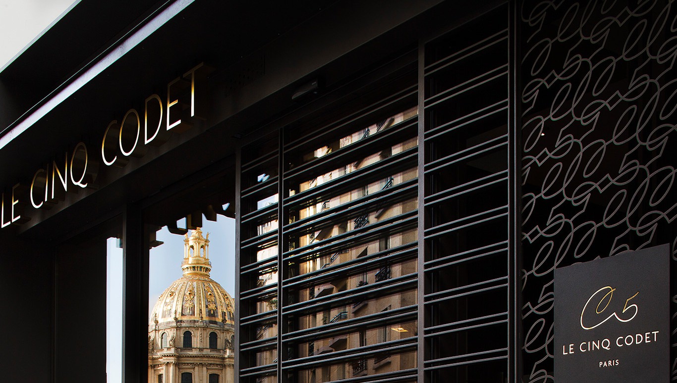 Le Cinq Codet, 5 star Parisian hotel designed by the interior design studio jean-philippe nuel, Invalides, exterior facade, hotel paris center, luxury hotel, studio jean-philippe nuel, view on the invalides dome in gold