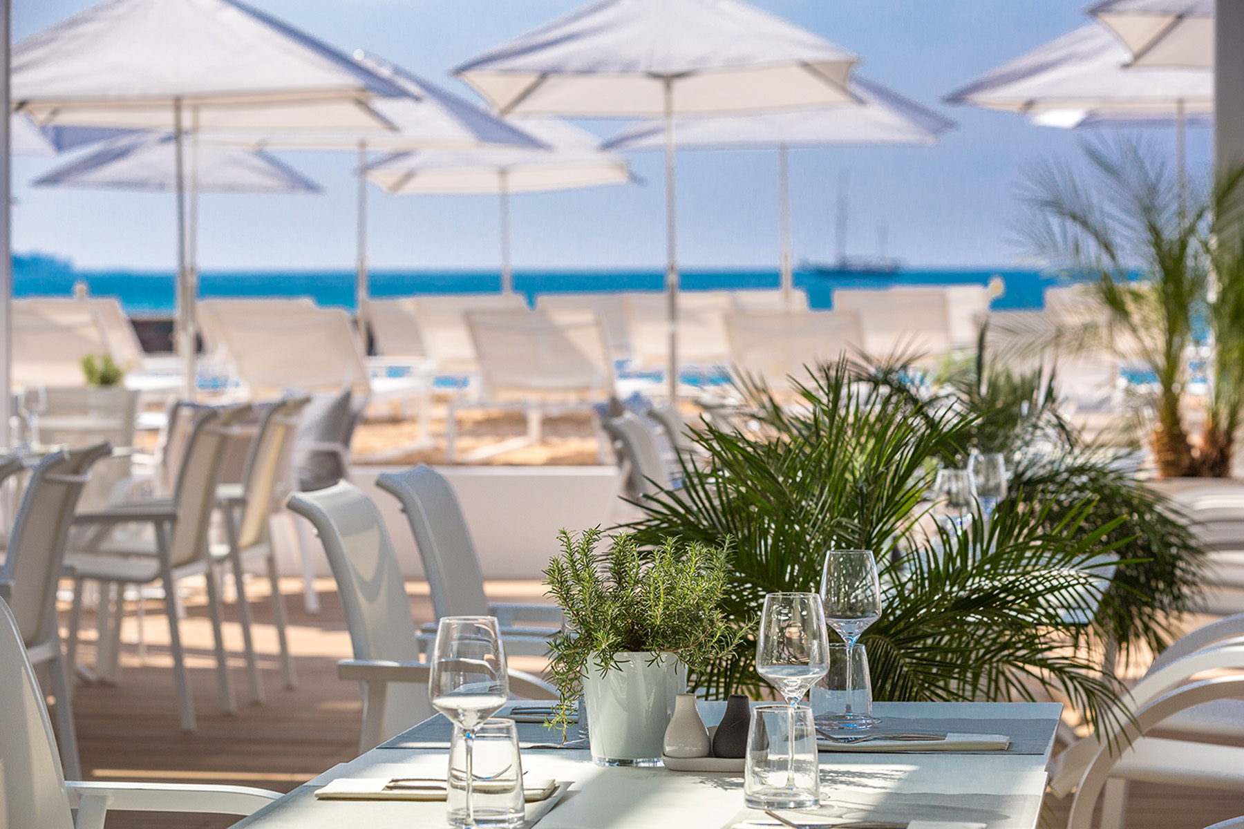 Terrasse avec vue sur la mer du restaurant le Majestic Barrière à Cannes, sur la côte d'Azur, hôtel barrière 5 étoiles designé par le studio d'architecture d'intérieur jean-philippe nuel