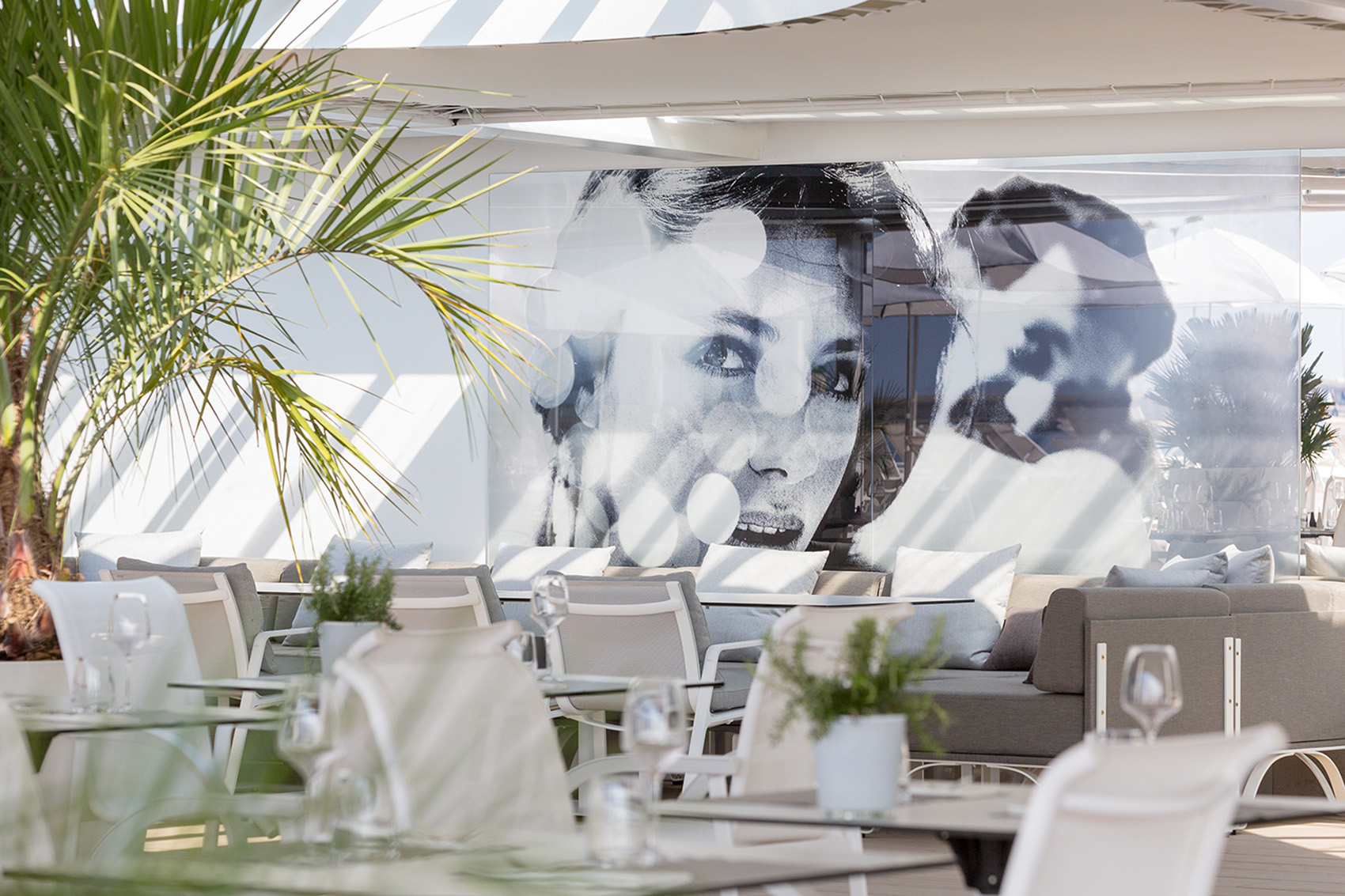 Décoration du restaurant le Majestic Barrière à Cannes avec des visages de célébrités, sur la côte d'Azur, hôtel barrière 5 étoiles designé par le studio d'architecture d'intérieur jean-philippe nuel