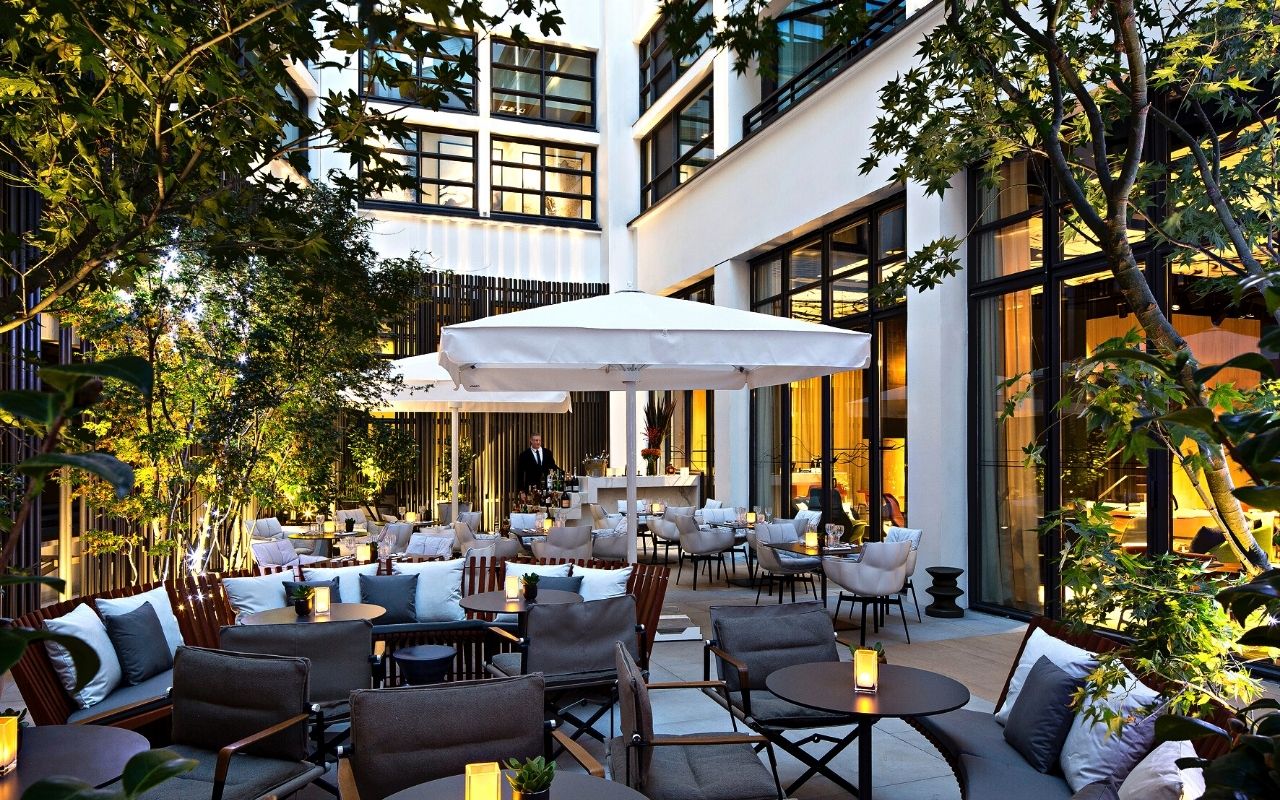 Patio végétalisé du Restaurant Le Cinq Codet, hôtel 5 étoiles à Paris, hotel de luxe, studio jean-philippe nuel, restaurant avec ambiance chaleureuse. terrasse d'un restaurant parisien de nuit