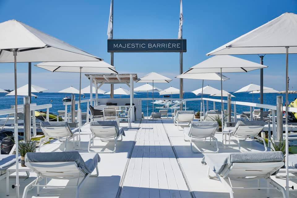 Terrasse sur un ponton sur la mer du restaurant le Majestic Barrière à Cannes, sur la côte d'Azur, hôtel barrière 5 étoiles designé par le studio d'architecture d'intérieur jean-philippe nuel