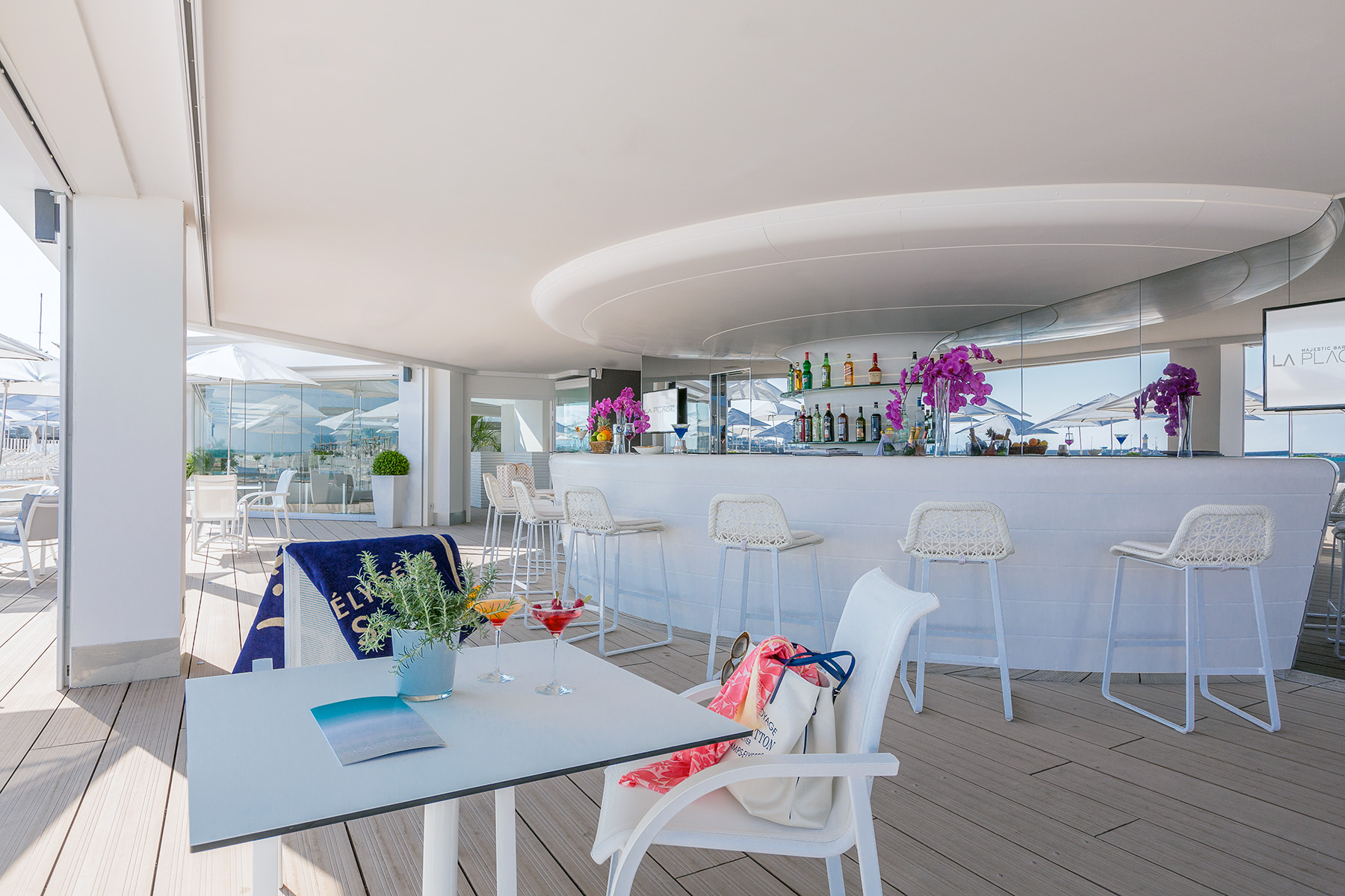 Bar du restaurant le Majestic Barrière à Cannes, sur la côte d'Azur, hôtel barrière 5 étoiles designé par le studio d'architecture d'intérieur jean-philippe nuel, décoration d'intérieur avec les codes maritimes et balnéaires