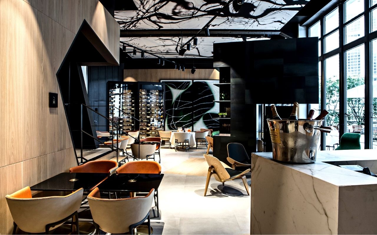 Restaurant et bar Le Cinq Codet, hôtel 5 étoiles à Paris, hotel de luxe, studio jean-philippe nuel ; restaurant avec décoration moderne, plafond noir et blanc décoré
