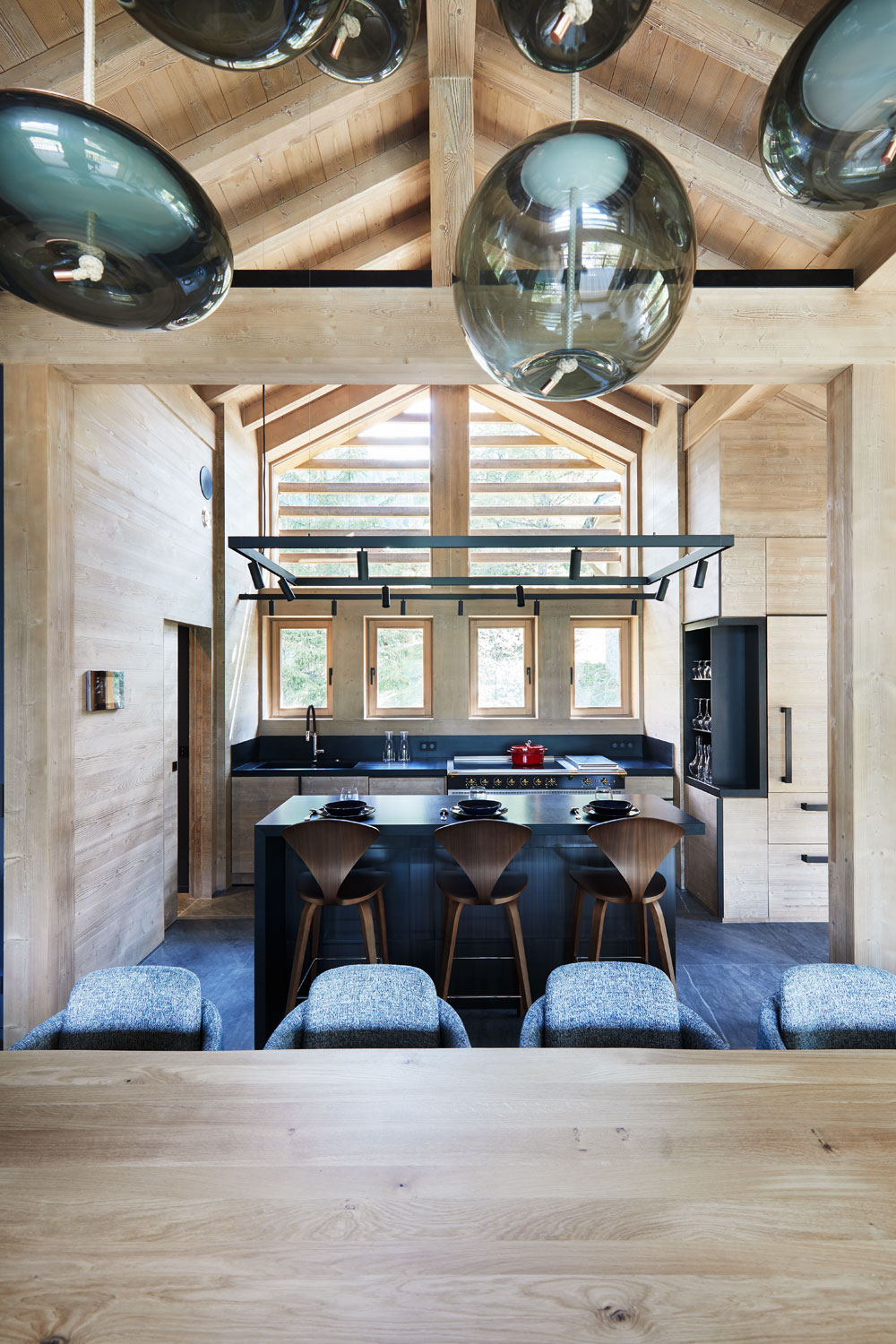 Cuisine du chalet kirana à Méribel, chalet de luxe privé, architecture d'intérieur, décoration, charlotte perriand, modernité, matériaux naturels, belvédère intimiste, studio jean-philippe nuel