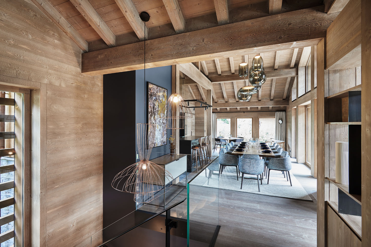 Dining room of the chalet kirana in Méribel, private luxury chalet, interior design, decoration, charlotte perriand, modernity, natural materials, intimate belvedere, studio jean-philippe nuel