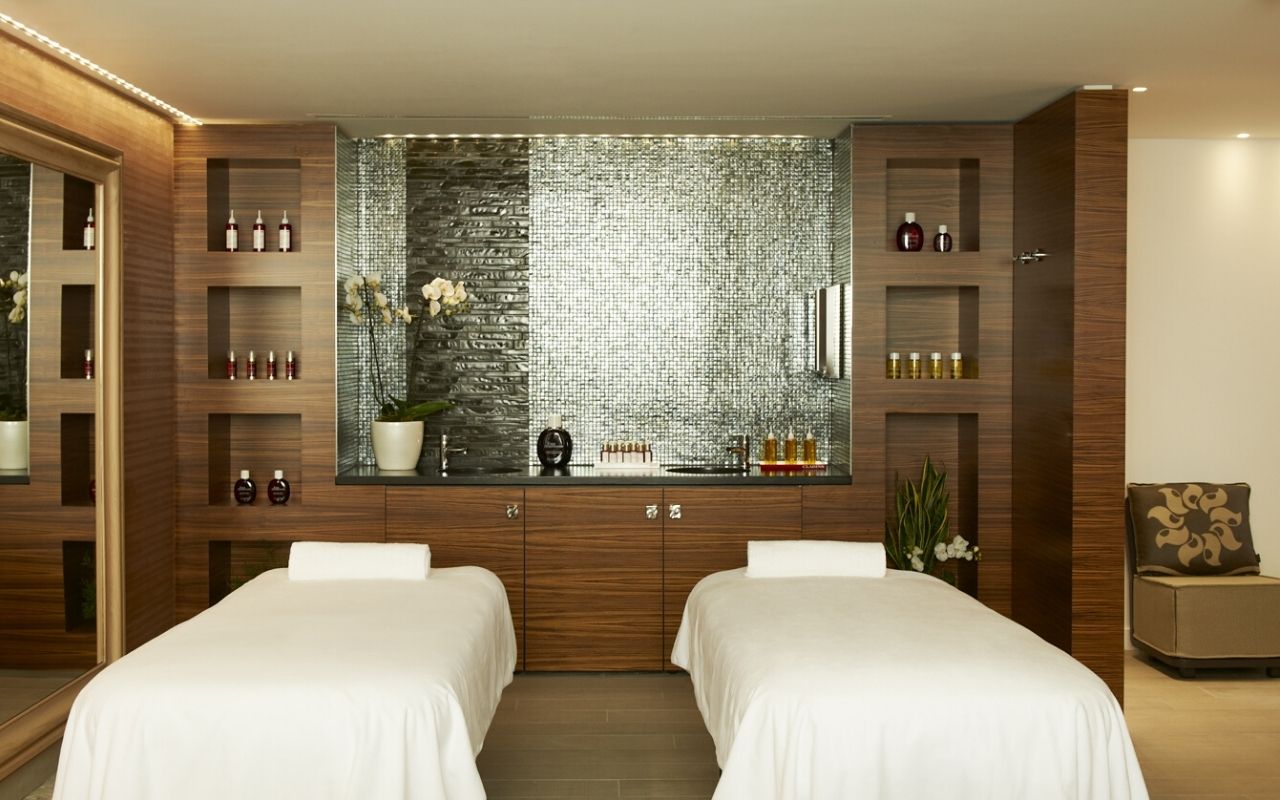 Salle de massage du spa clarins de l'InterContinental Marseille - Hôtel Dieu, décoration chaleureuse et minérale réalisée par le studio jean-philippe nuel