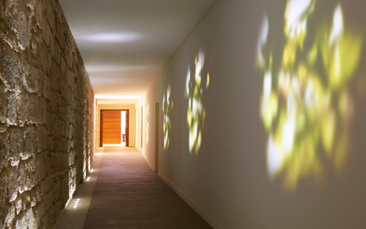 Entrée du spa de l' InterContinental Marseille - Hôtel Dieu, décoration avec mur en pierres et végétation réalisée par le studio jean-philippe nuel, spa clarins