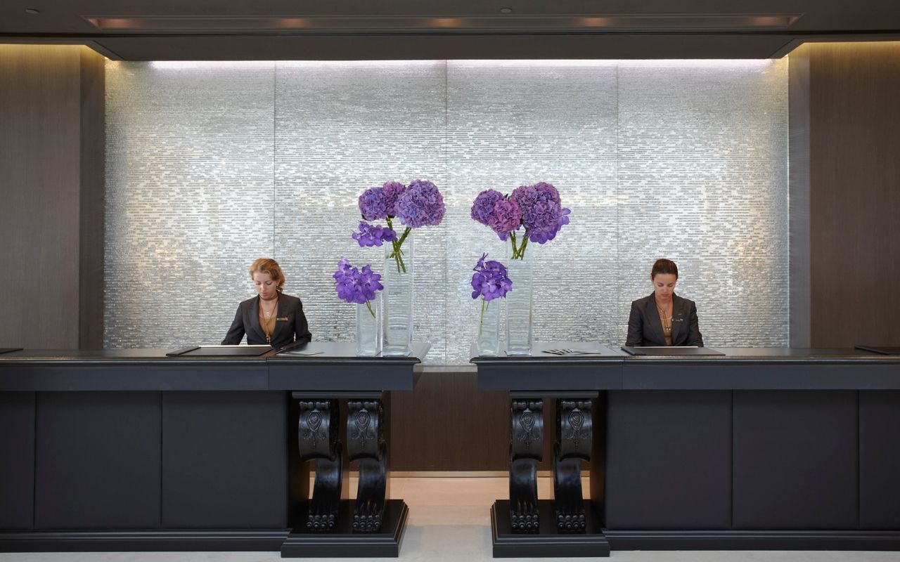 Décoration intérieure des desks d'accueil l'InterContinental Marseille Hôtel Dieu designé par le studio d'architecture d'intérieur français jean-philippe nuel