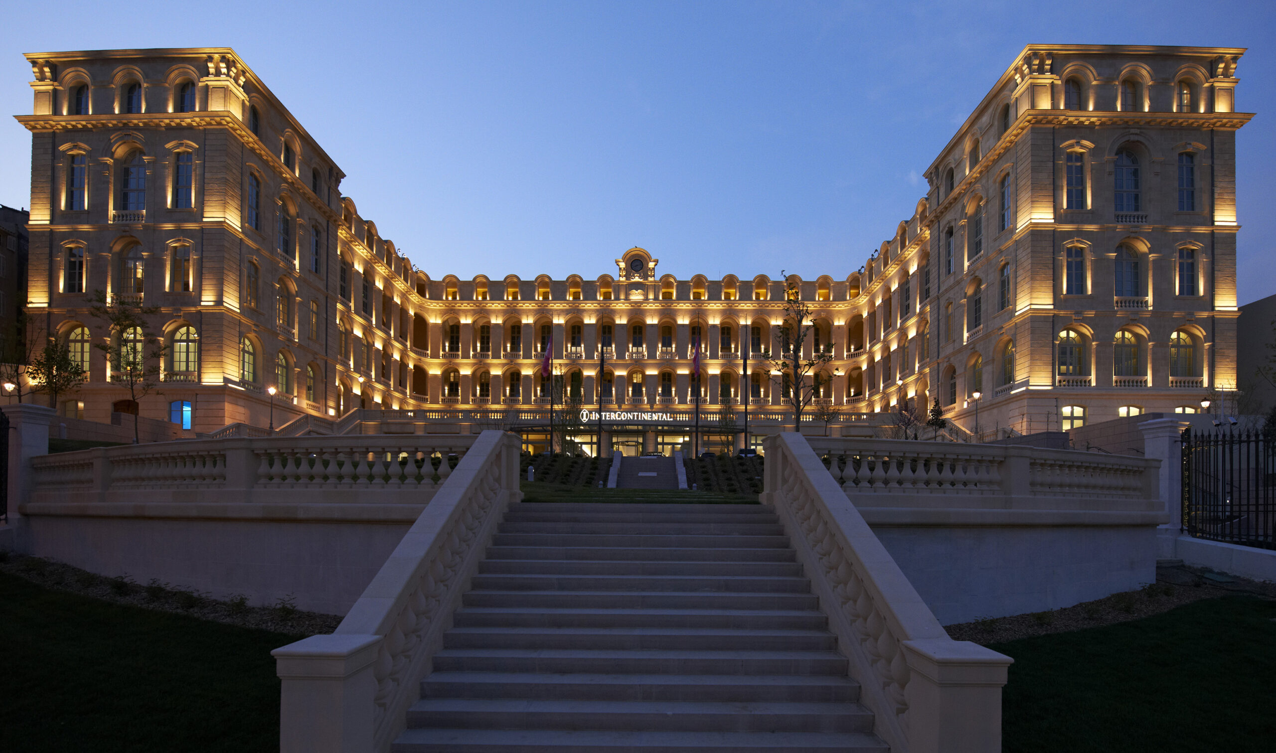 Vue extérieure majestueuse de l'InterContinental Marseille Hôtel Dieu designé par le studio d'architecture d'intérieur français jean-philippe nuel