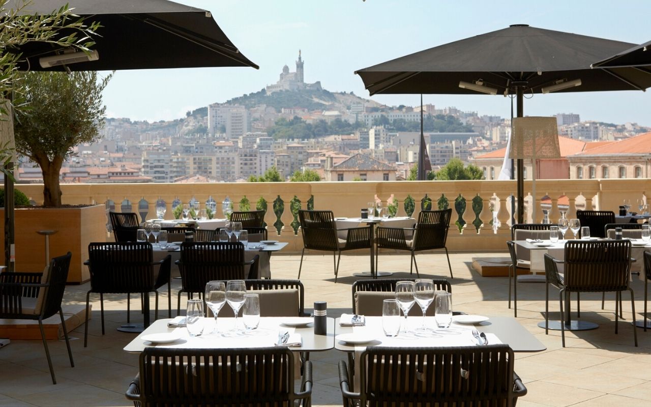 Vue imprenable sur Marseille de la terrasse extérieure du restaurant les Fenêtres de l'hôtel dieu de Marseille designé par le studio d'architecture d'intérieur jean-philippe nuel