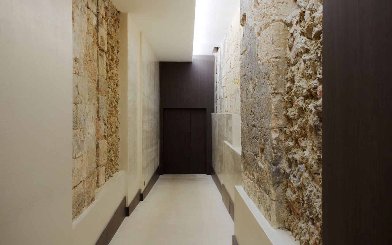 Entrance of the spa of the InterContinental Marseille - Hôtel Dieu, decoration with stone wall and authentic realized by the studio jean-philippe nuel