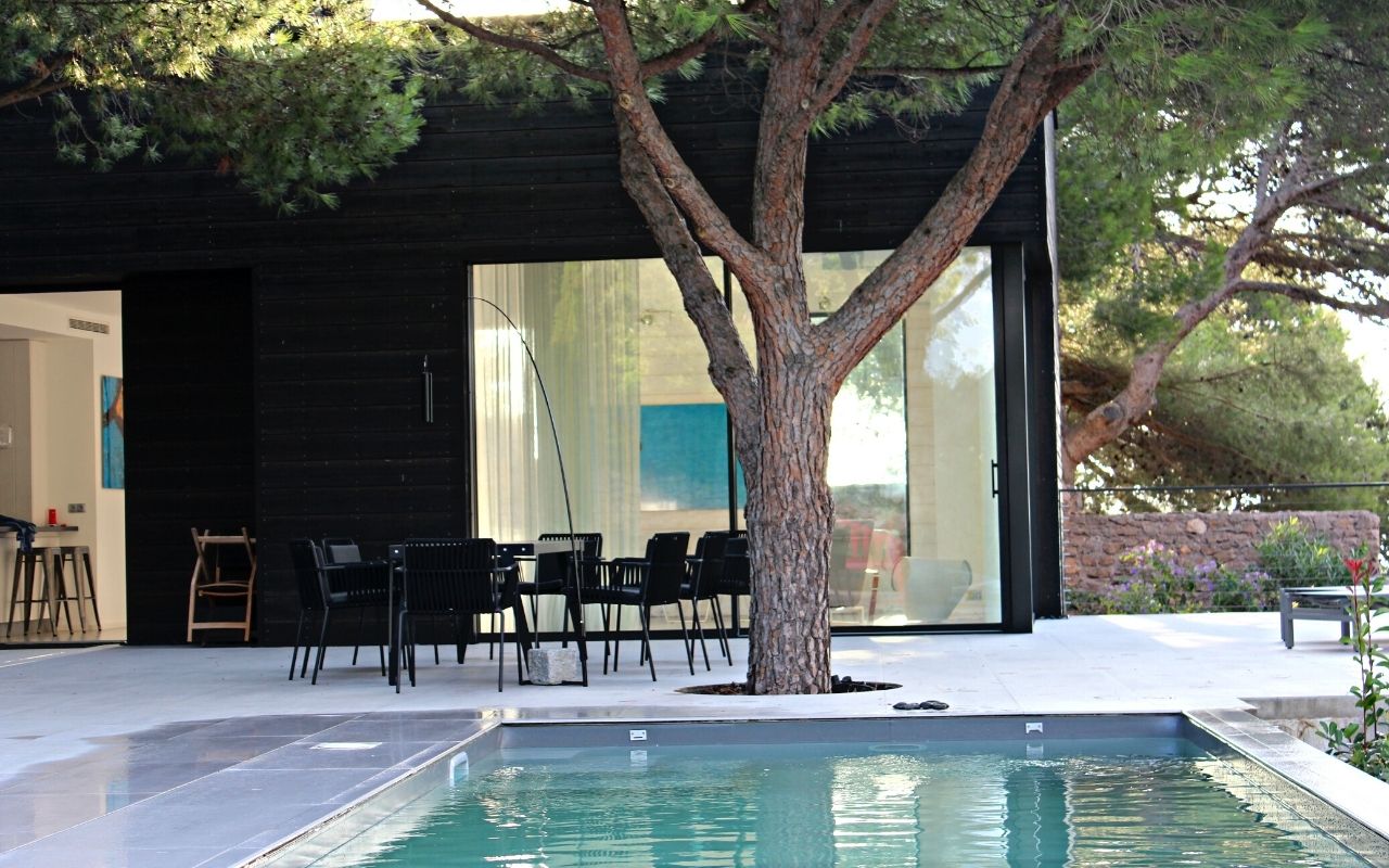 Terrasse avec piscine de la villa privée à Sète, construction d'une petite maison de luxe, studio jean-philippe nuel, architecture d'intérieur, décoration, design minimaliste