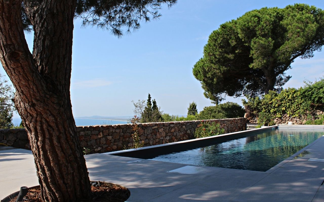 grande piscine de la villa privée à Sète, construction d'une petite maison de luxe, studio jean-philippe nuel, architecture d'intérieur, décoration, design minimaliste, bassin aménagé