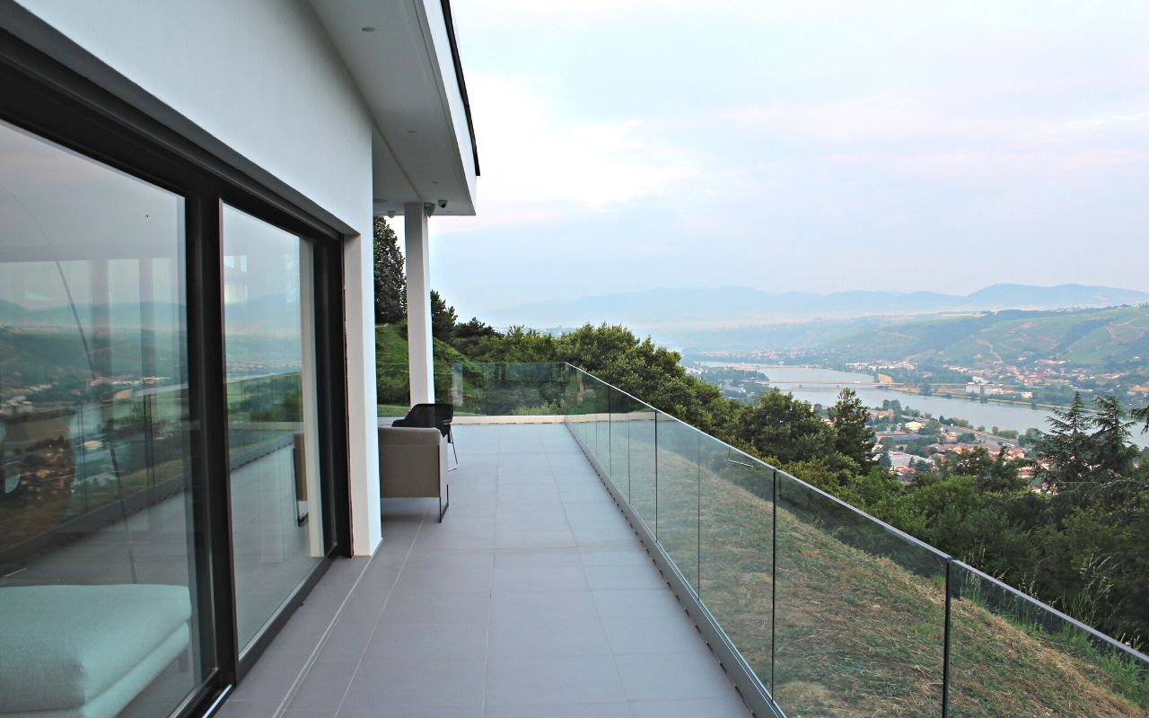 vue de la villa privée de luxe à lyon, rénovation d'une maison des années 70, modernité, studio jean-philippe nuel, architecture d'intérieur, décoration, patrimoine