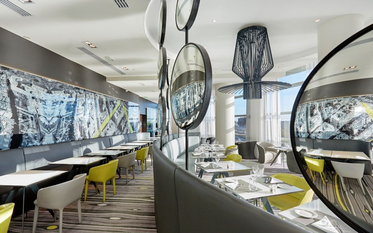 Restaurant le miroir of the luxury hotel Melia La Défense designed by the interior design studio jean-philippe nuel, atypical interior design, rootfop with view on paris, luxury interior design