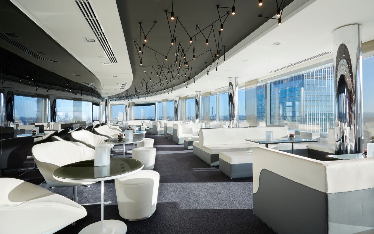 Espace rooftop du restaurant bar de l'hôtel de luxe le Melia La défense designé par le studio d'architecture d'intérieur jean-philippe nuel, décoration d'intérieur atypique, rootfop avec vue sur paris, architecture d'intérieur de luxe