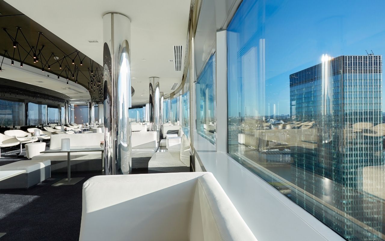 vue sur tout paris du Restaurant le miroir de l'hôtel de luxe le Melia La défense designé par le studio d'architecture d'intérieur jean-philippe nuel, décoration d'intérieur atypique, rootfop avec vue sur paris, architecture d'intérieur de luxe