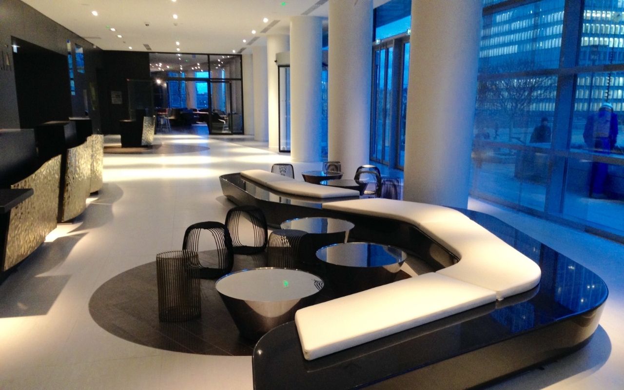 Lobby de l'hôtel de luxe Le Melia à La Défense à Paris designé par le studio d'architecture d'intérieur jean-philippe nuel, vue sur Paris, décoration d'intérieur lumineuse, architecture d'intérieur chic, canapés design