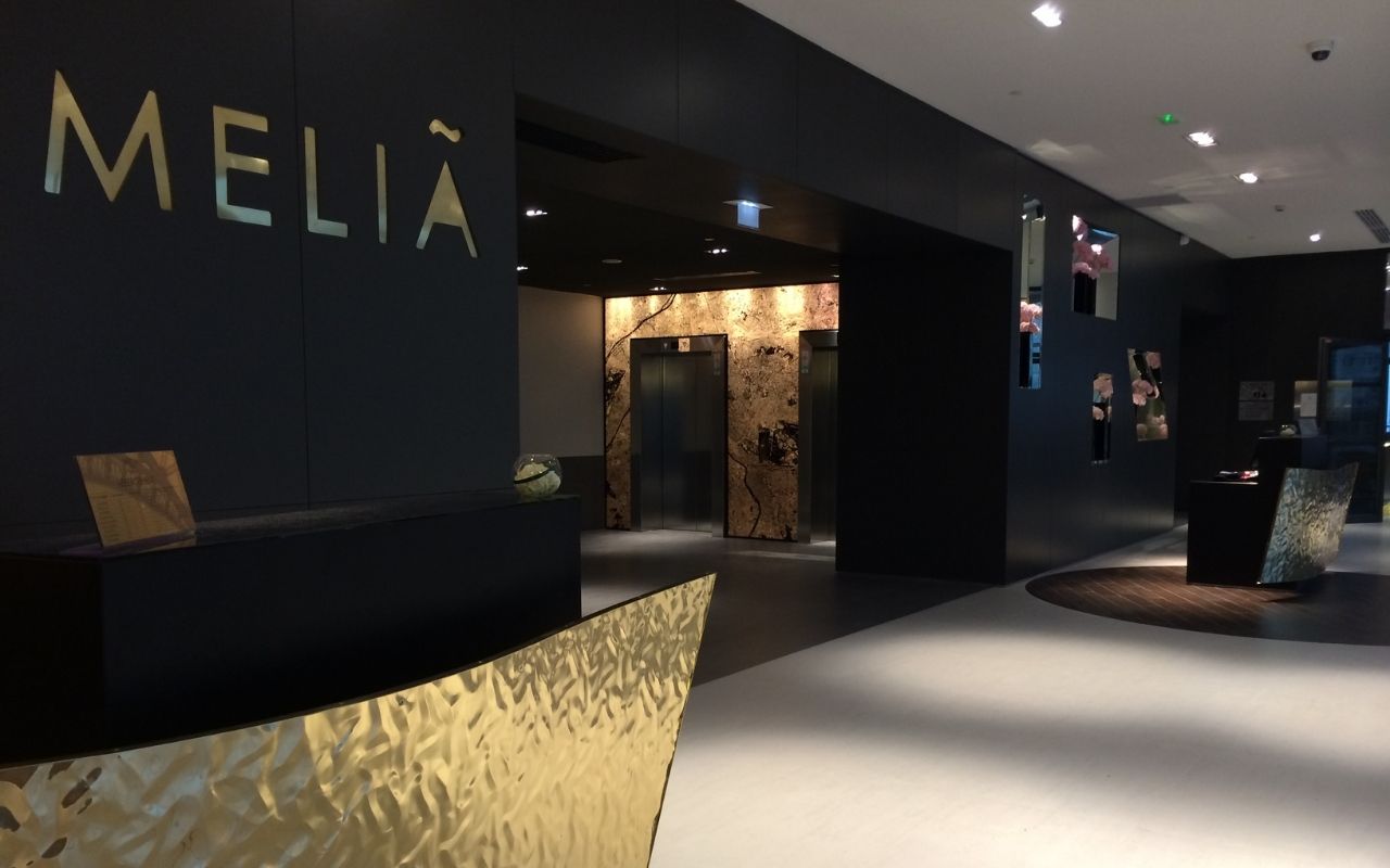 Accueil de l'hôtel de luxe Le Melia à La Défense à Paris designé par le studio d'architecture d'intérieur jean-philippe nuel, vue sur Paris, décoration d'intérieur lumineuse, architecture d'intérieur chic