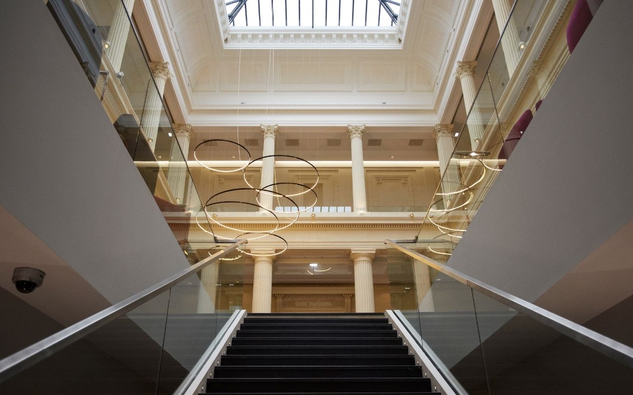 Escalier magistral de l'hôtel 4 étoiles Radisson Blu à Nantes designé par le studio d'architecture d'intérieur jean-philippe nuel, hôtellerie de luxe,, hôtel lifestyle, décoration d'intérieur