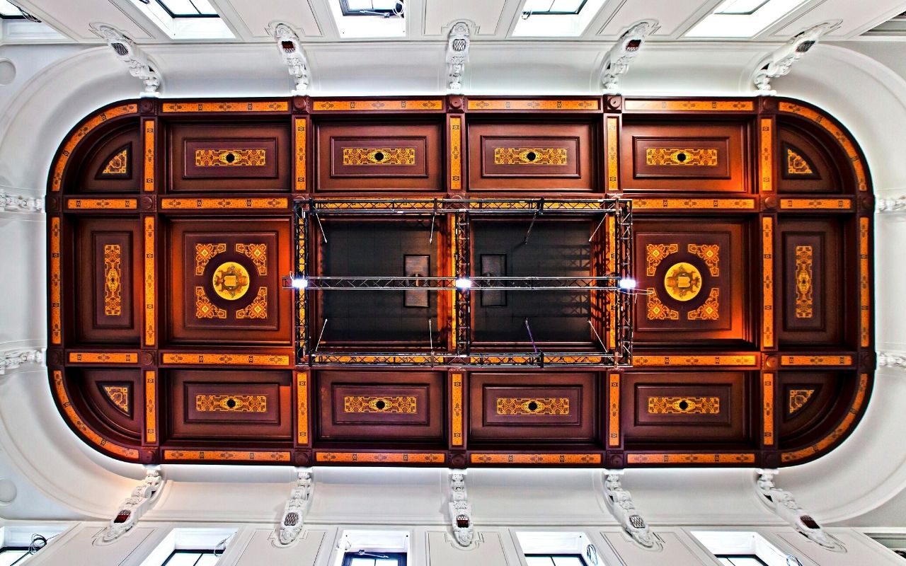 Plafond orné du restaurant de l'hôtel lifestyle 4 étoiles Radisson Blu Nantes, hôtel de luxe dans un ancien palais de justice, décoration d'intérieur, architecture d'intérieur