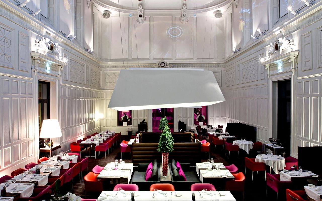 Salle de restauration du restaurant de l'hôtel lifestyle 4 étoiles Radisson Blu Nantes, hôtel de luxe dans un ancien palais de justice, décoration d'intérieur, architecture d'intérieur