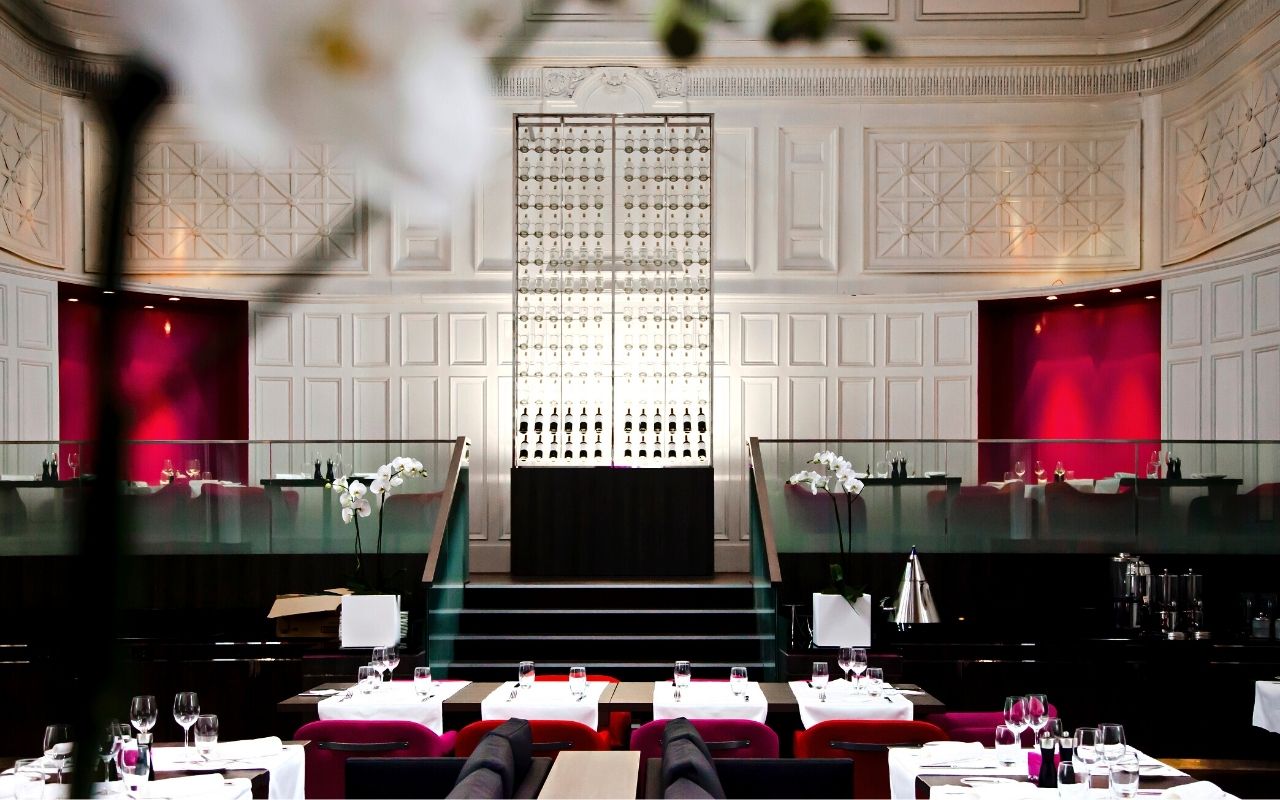 Vue de l'escalier du restaurant de l'hôtel lifestyle 4 étoiles Radisson Blu Nantes, hôtel de luxe dans un ancien palais de justice, décoration d'intérieur, architecture d'intérieur