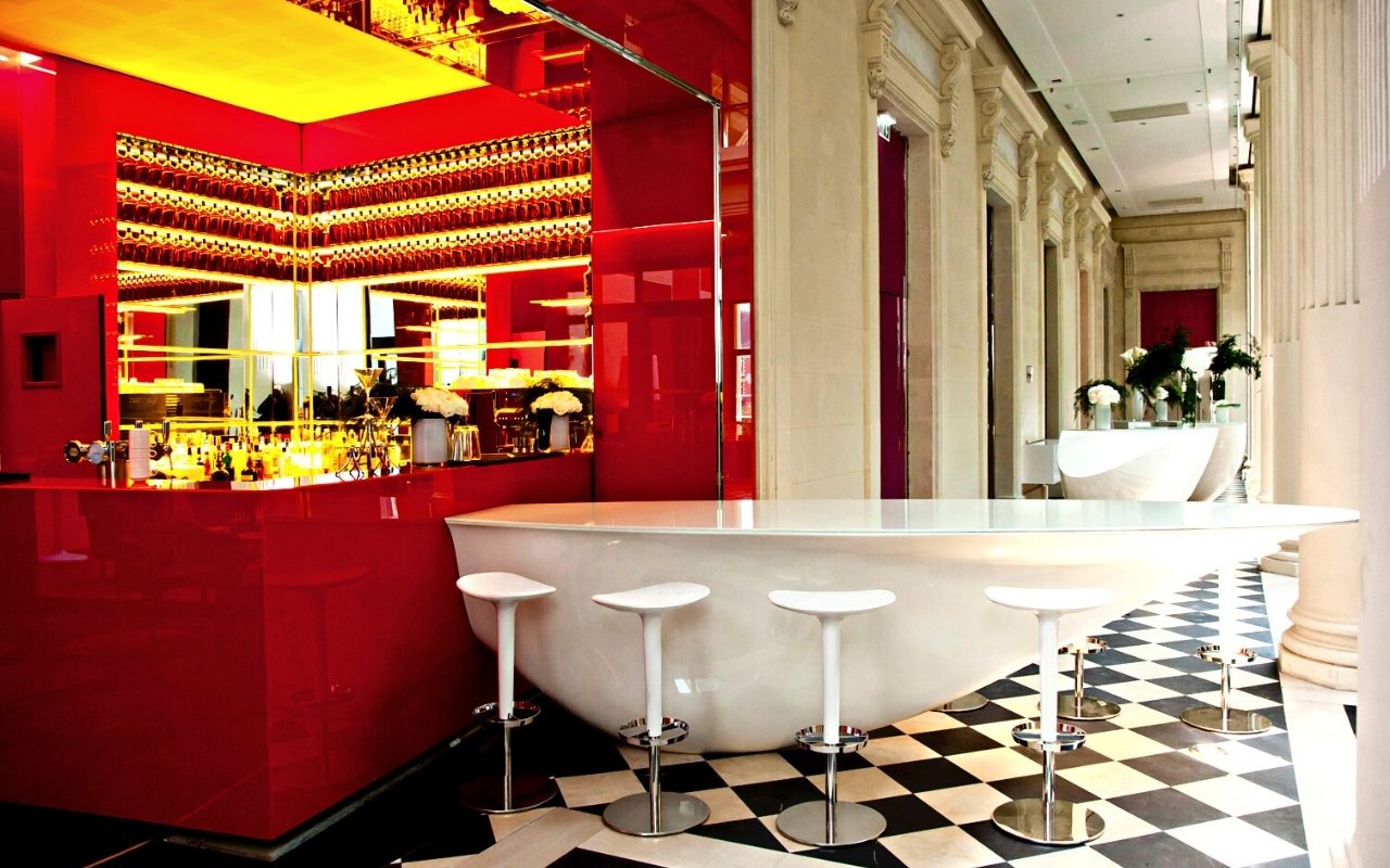 Bar design du restaurant de l'hôtel lifestyle 4 étoiles Radisson Blu Nantes, hôtel de luxe dans un ancien palais de justice, décoration d'intérieur, architecture d'intérieur