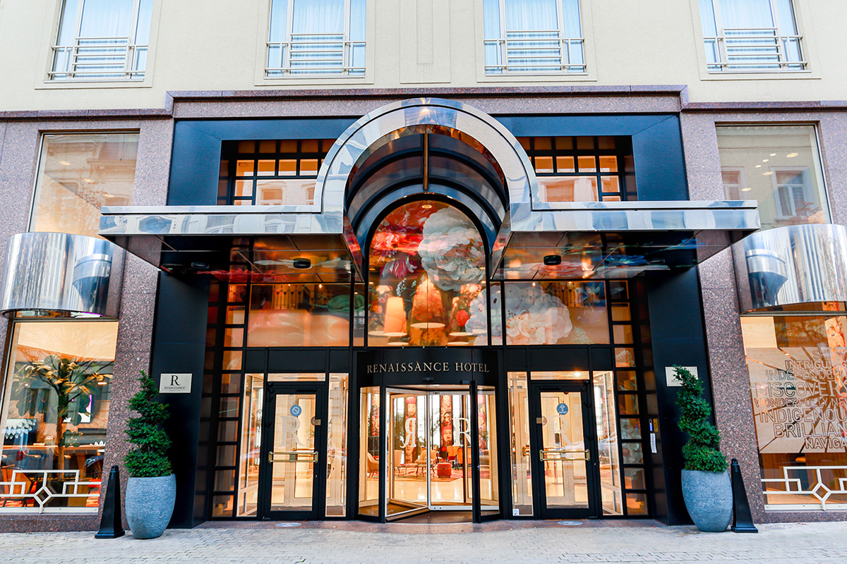 Majestic entrance of the 4 star hotel renaissance brussels designed by the interior design studio jean-phiippe nuel, lifestyle hotel in belgium, colorful decoration