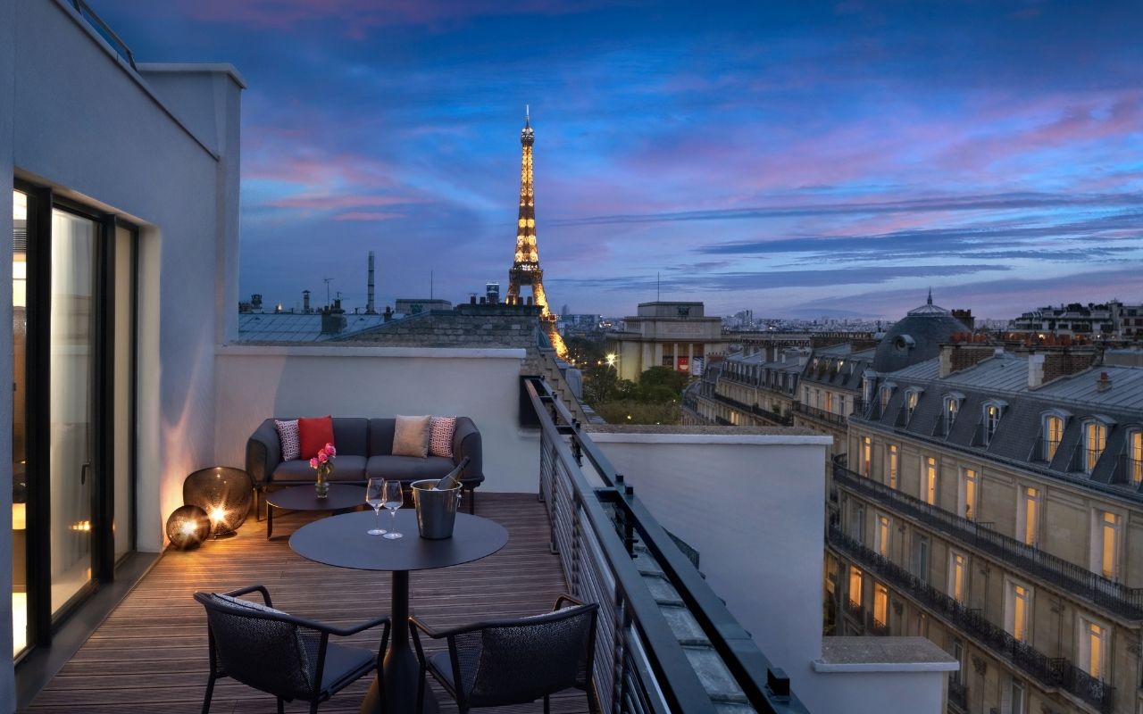 Terrasse de la chambre de l'hôtel 4 étoiles canopy by hilton paris tracadéro, hotel paris centre, studio jean-phiippe nuel, hotel lifestyle, architecte d'intérieur spécialisé en hôtellerie, chambre d'hotel duplex, canopy, terrasse avec vue sur la Tour Eiffel