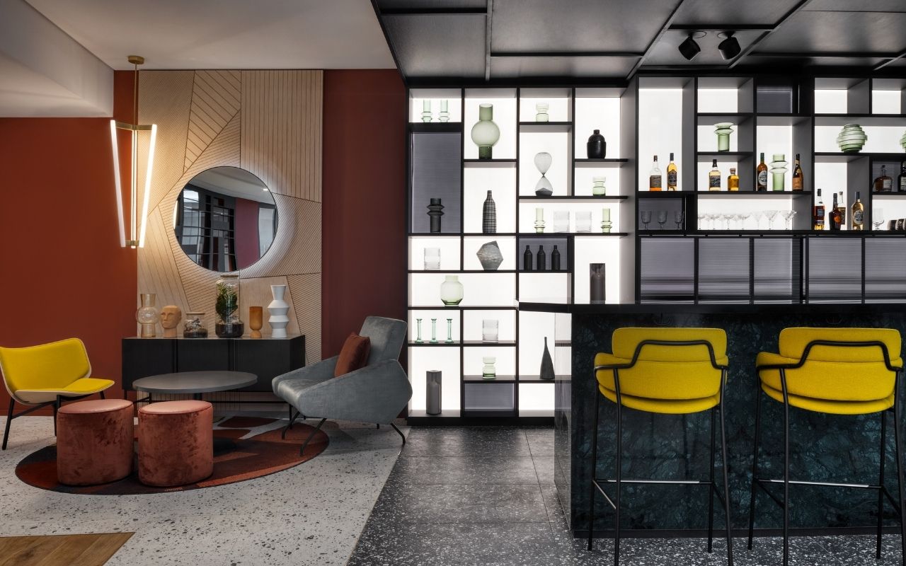 Lobby and bar of the 4 star hotel canopy by hilton paris tracadero, hotel paris center, studio jean-phiippe nuel, hotel lifestyle, interior designer specialized in hotels, bar with artistic wall