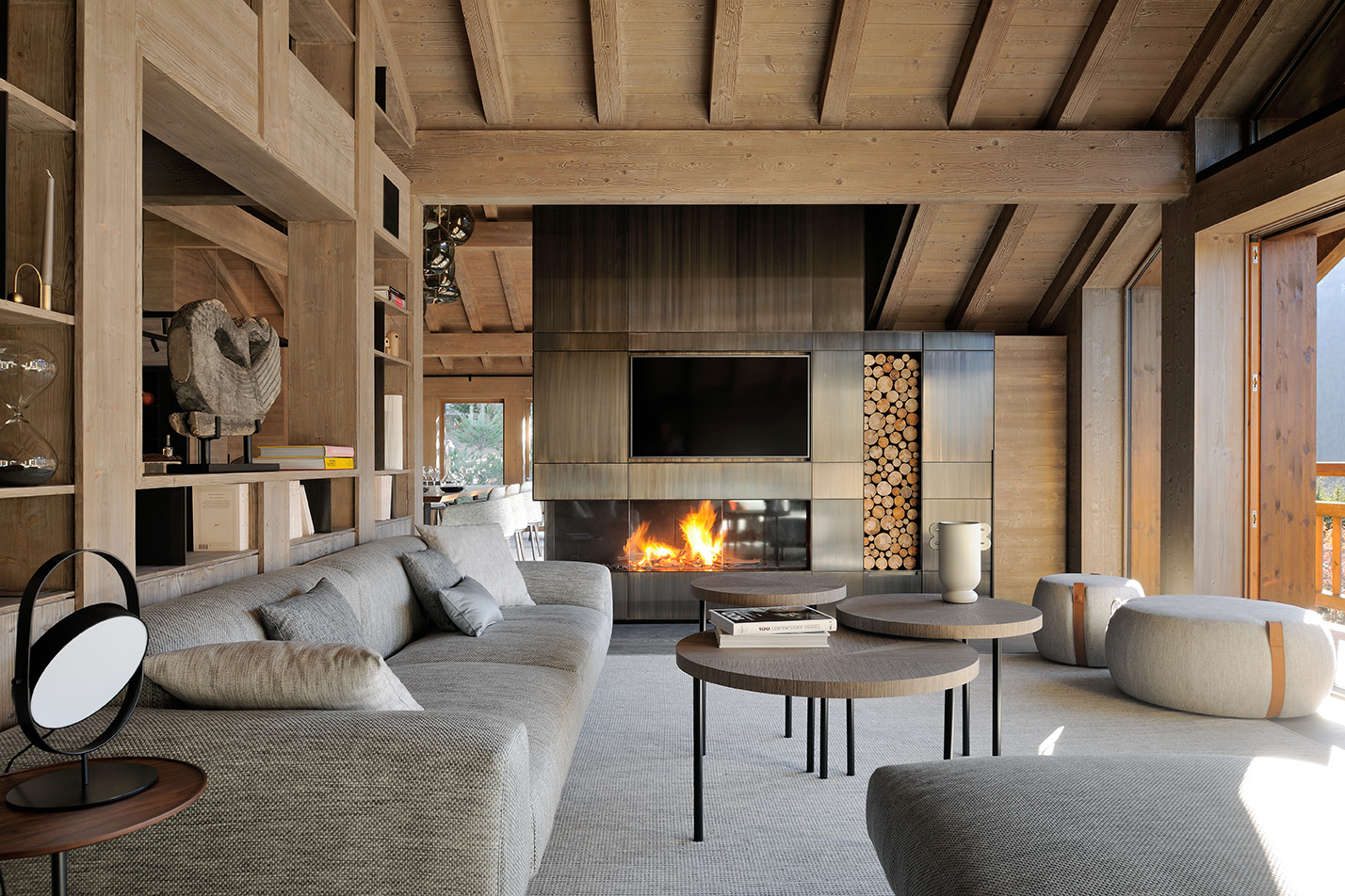 Salon design et chaleureux ouvert sur la vallée de Méribel, chalet de luxe privé, architecture d'intérieur, décoration, modernité, matériaux naturels, belvédère intimiste, studio jean-philippe nuel