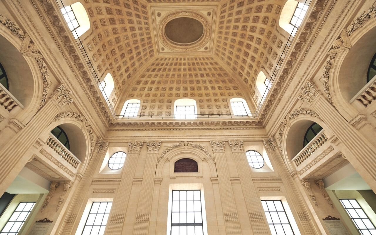 Very high and authentic dome of the bar of the InterContinental Lyon Hôtel Dieu renovated by the French interior design studio Jean-Philippe Nuel