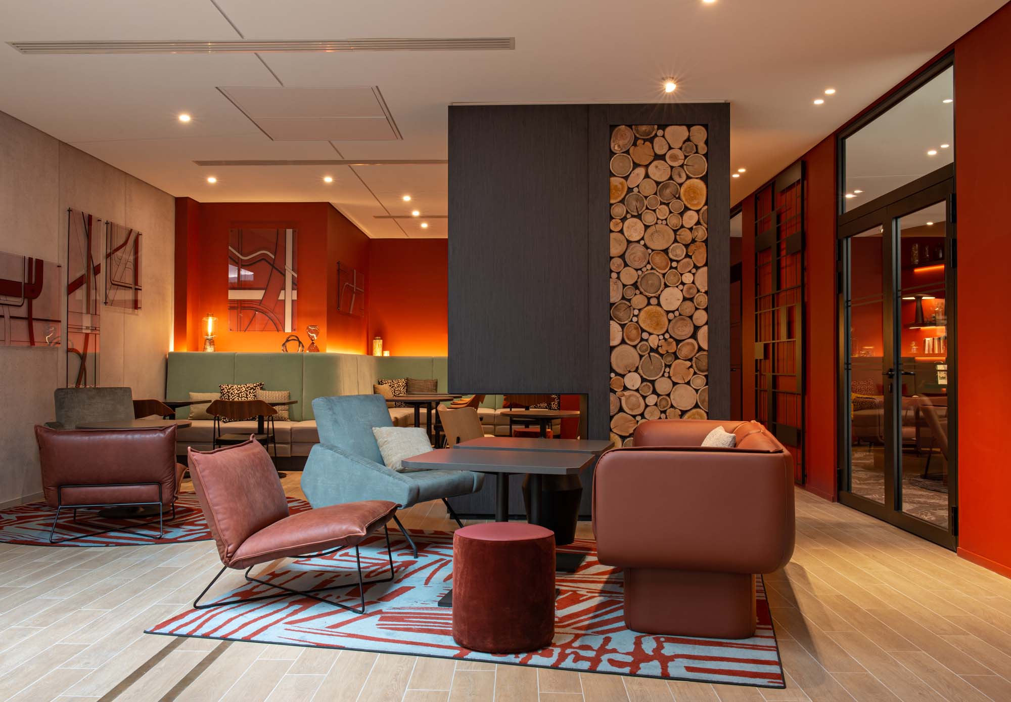 lounge of the 4 star hotel canopy by hilton paris tracadero with fireplace, hotel paris center, studio jean-phiippe nuel, lifestyle hotel, interior designer specializing in hotels