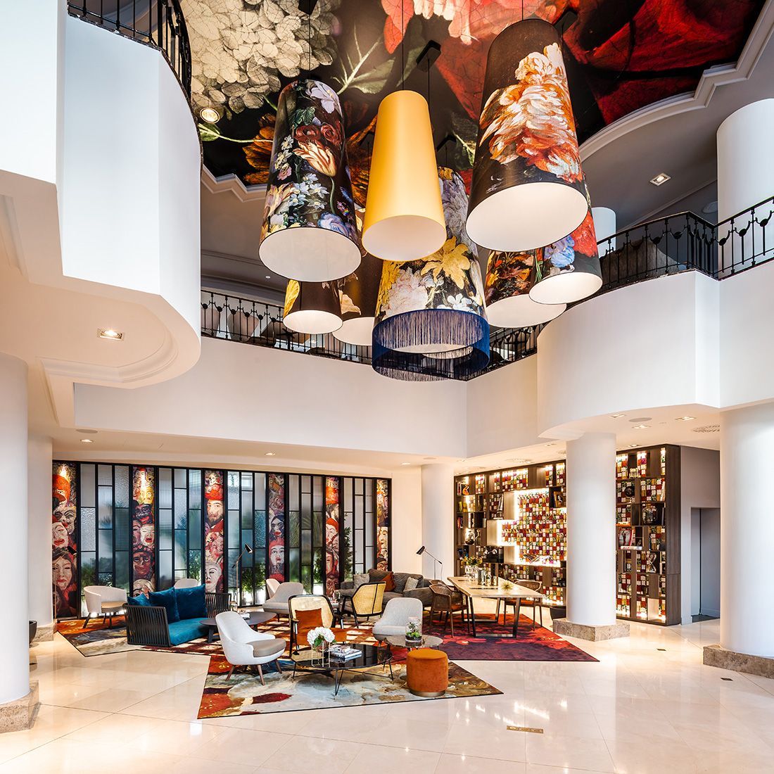 Lobby of the 4 star hotel renaissance brussels designed by the interior design studio jean-phiippe nuel, lifestyle hotel in belgium, colorful decoration