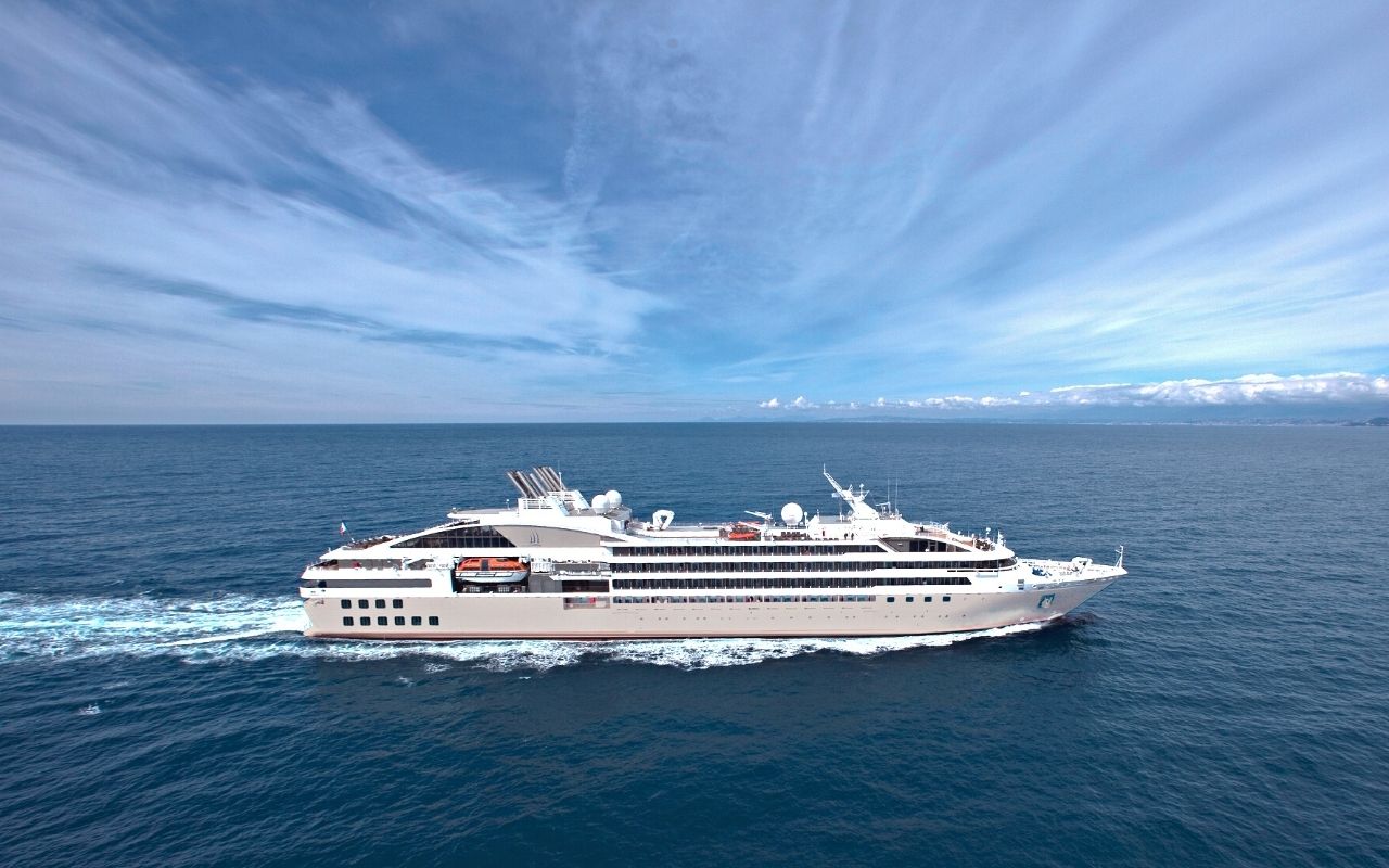 L'un des bateaux sisterships de la Compagnie du Ponant en pleine mer, bateau de croisière de luxe designé par le studio d'architecture d'intérieur jean-philippe nuel