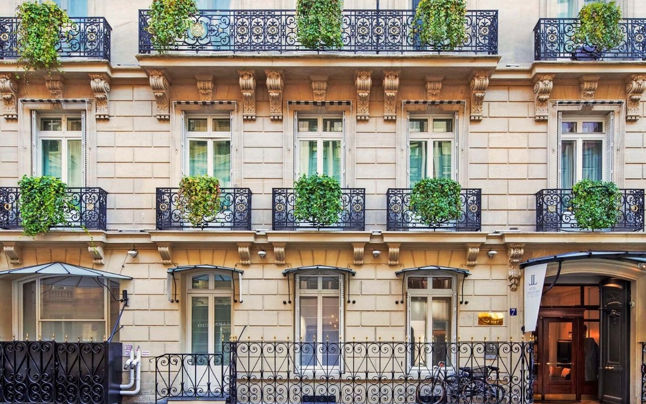 Façade végétalisée de l'hôtel de luxe Lancaster à Paris, façade de style haussmanien, hôtel de luxe désigné par le studio d'architecture d'intérieur jean-philippe nuel
