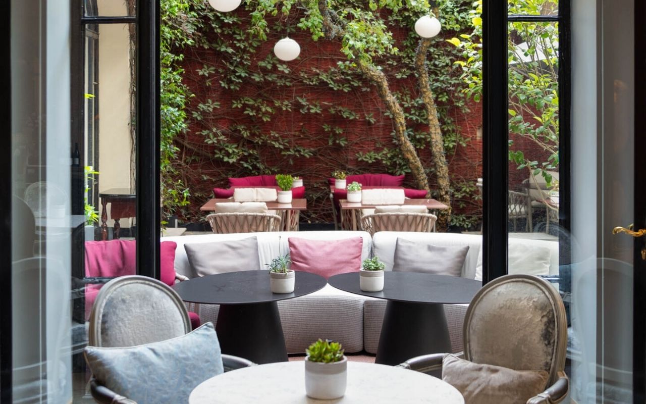 Terrasse extérieure de l'hôtel de luxe Lancaster à Paris, ambiance chic et glamour, hôtel de luxe désigné par le studio d'architecture d'intérieur jean-philippe nuel